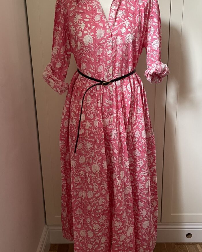 Sukienka bawełniana oversize, mocniejszy róż - białe kwiaty - SB13