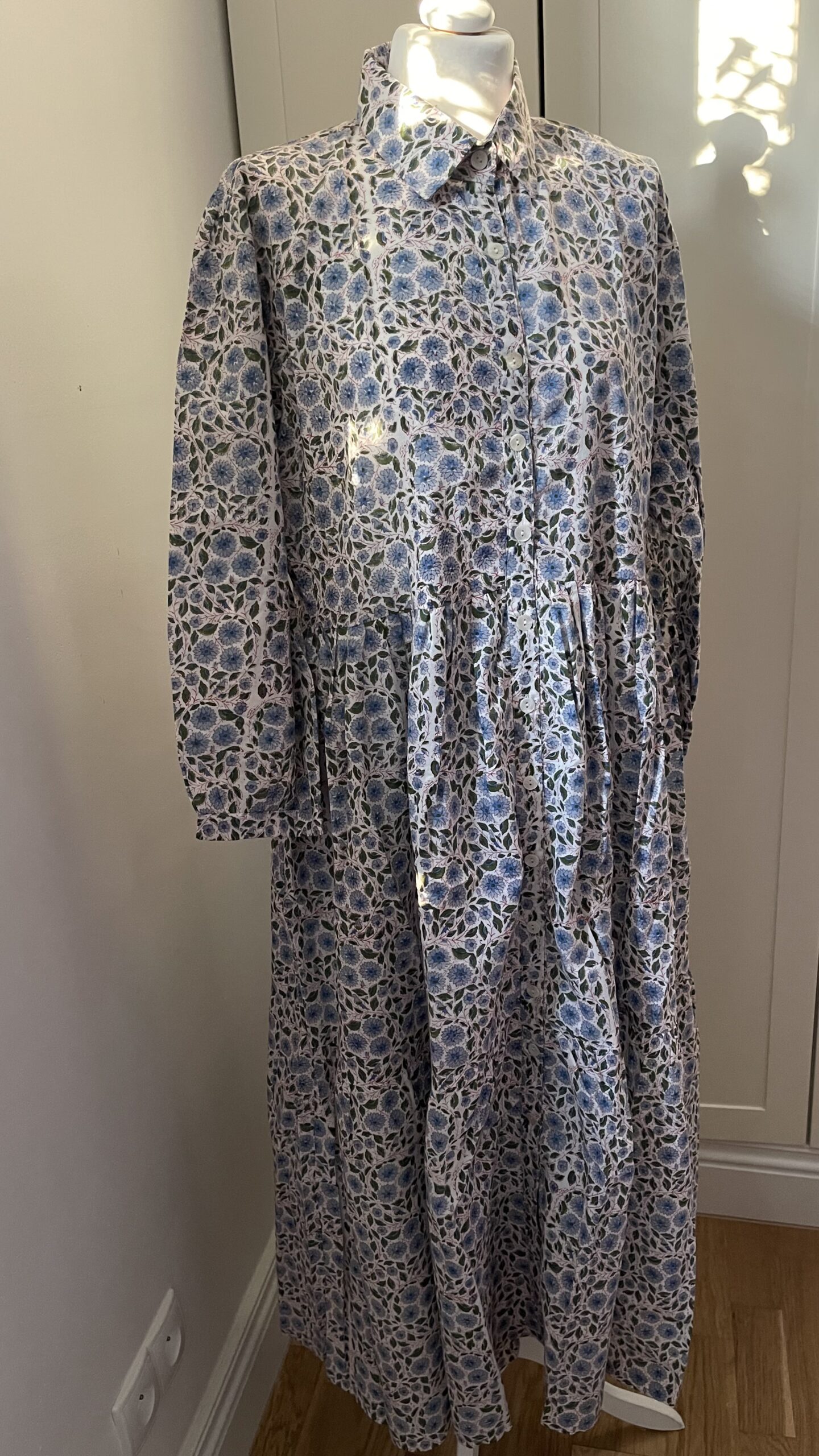 Sukienka bawełniana oversize, niebieskie kwiaty - SB5 - obrazek 2