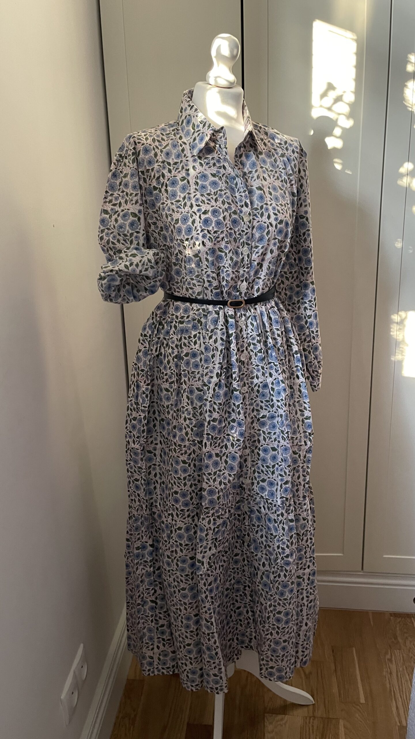 Sukienka bawełniana oversize, niebieskie kwiaty - SB5